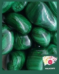 Lire la suite à propos de l’article 💎   La Malachite : mille et une nuances de vert 🌿