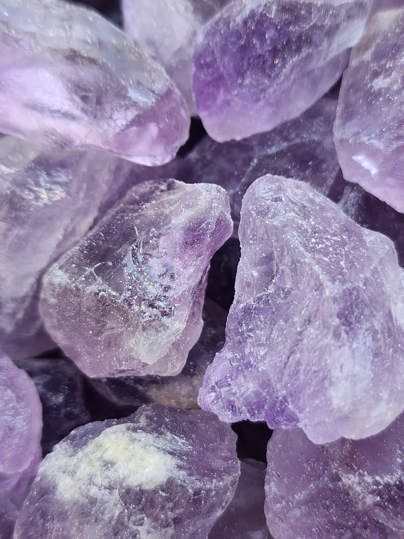 Améthyste naturelle violette présentée par Agate et Lune