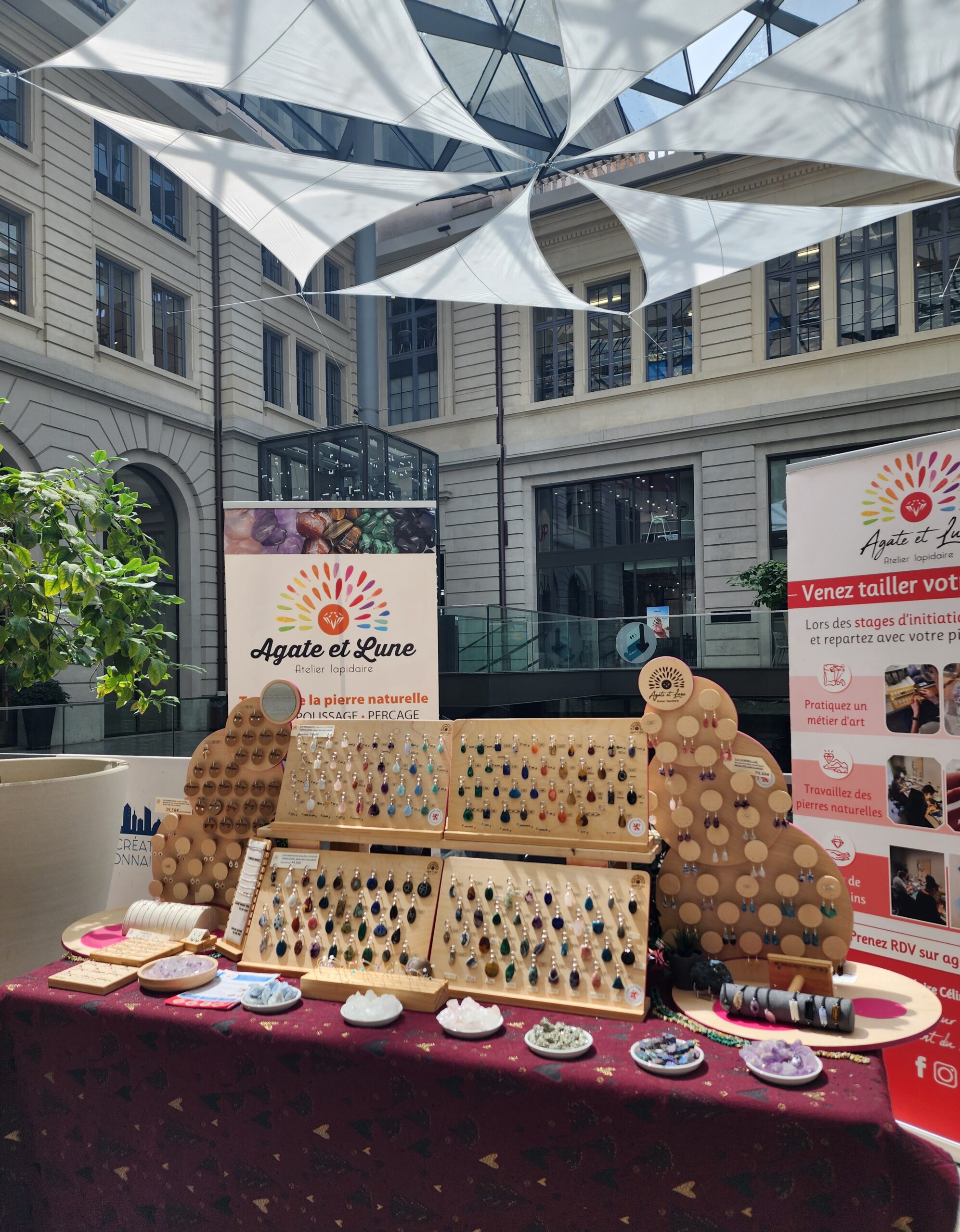 Présentation des créations Agate et Lune sur un stand.