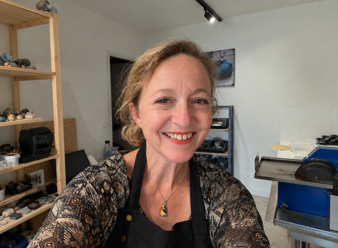 Portrait de Céline Guillon dans son atelier.